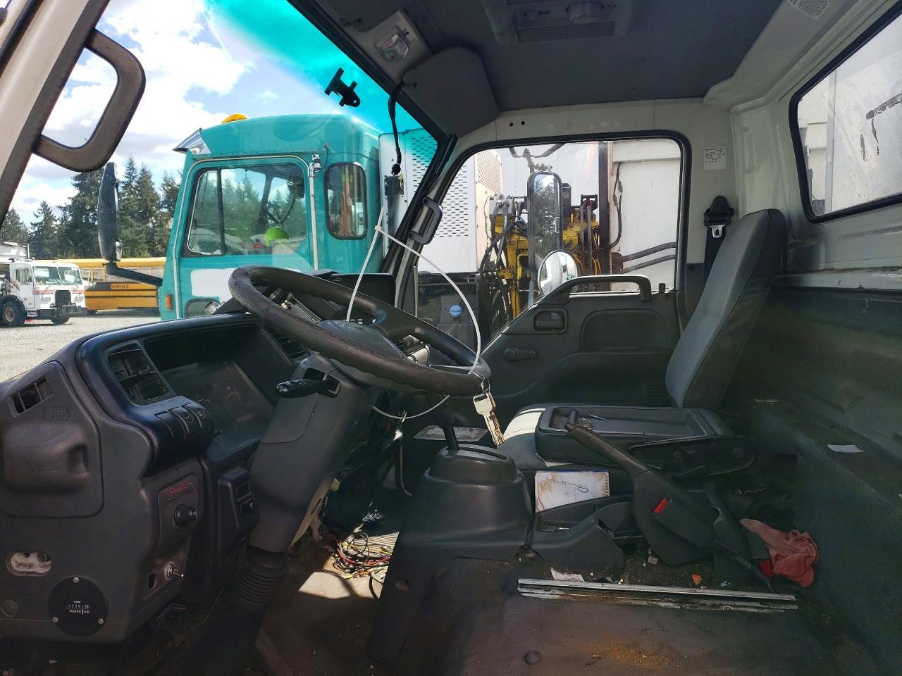 2001 Isuzu NPR BOX Truck