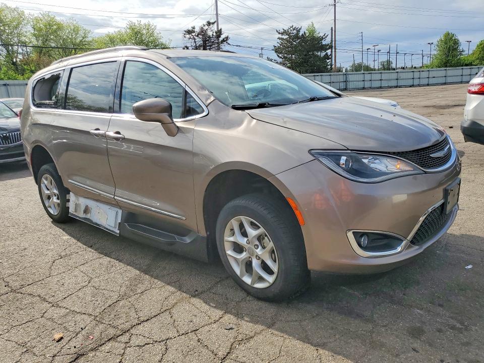 2017 Chrysler Pacifica Touring l