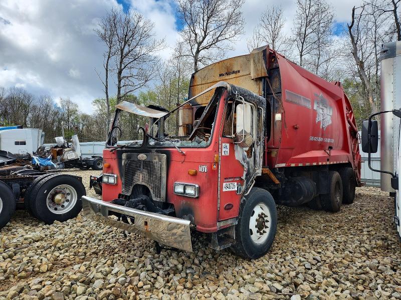 2006 Peterbilt 320 Refuse Truck