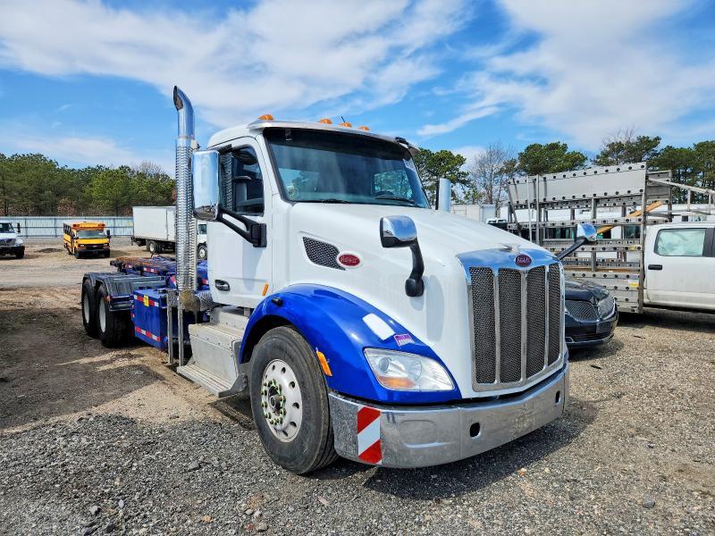 2017 Peterbilt 579 ROLL-OFF Container Truck