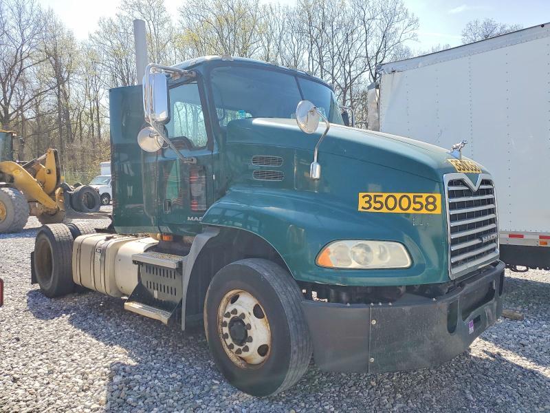 2016 Mack Cxu613 Semi Truck
