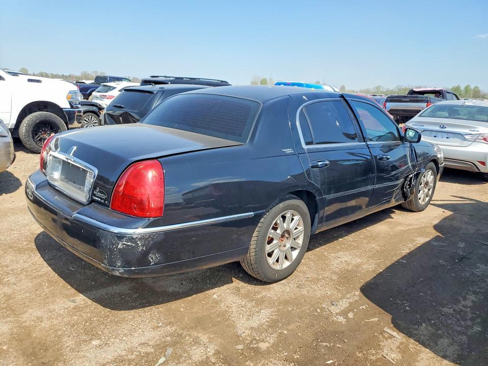 2011 Lincoln Town car Signature Limited