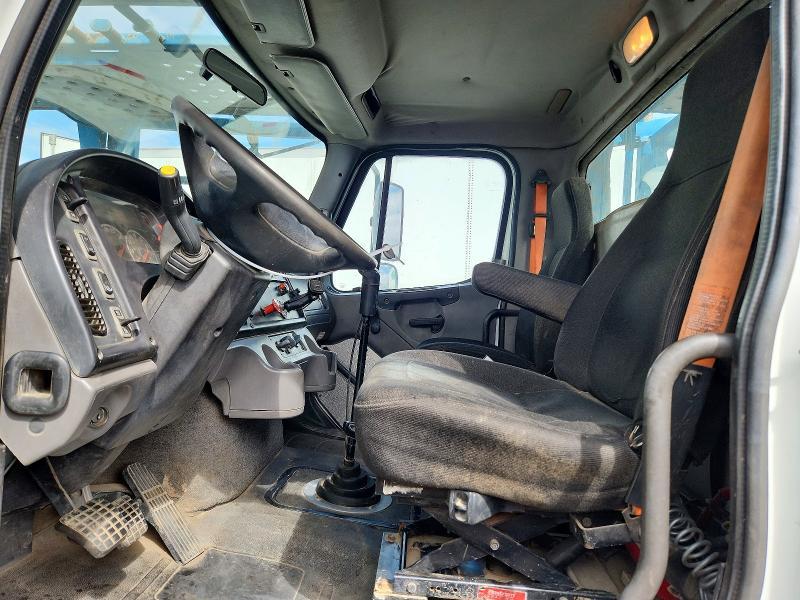 2013 Freigliner 2013 Freightliner Business Class M2 Car Hauler TRU