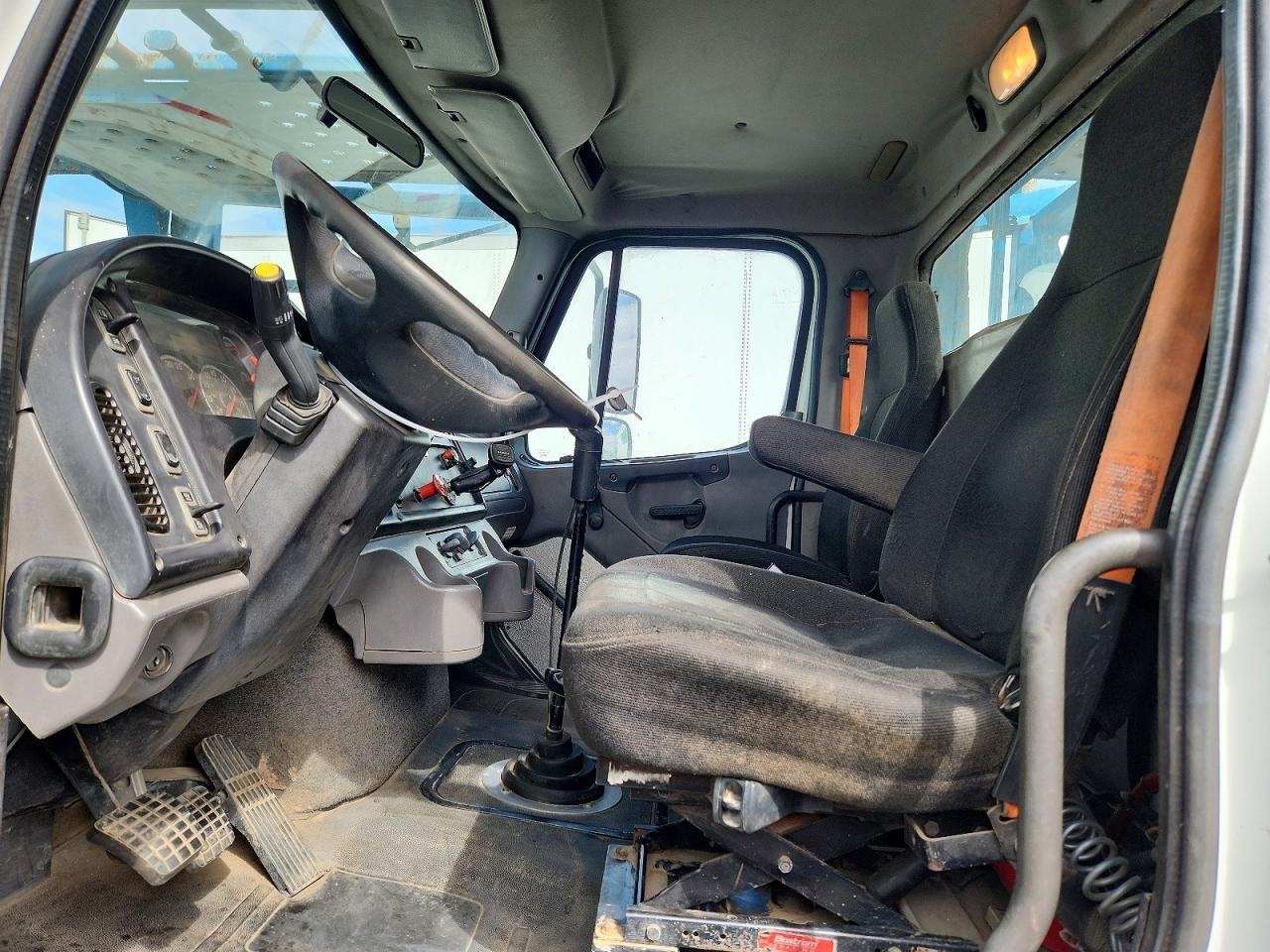 2013 Freigliner 2013 Freightliner Business Class M2 Car Hauler TRU