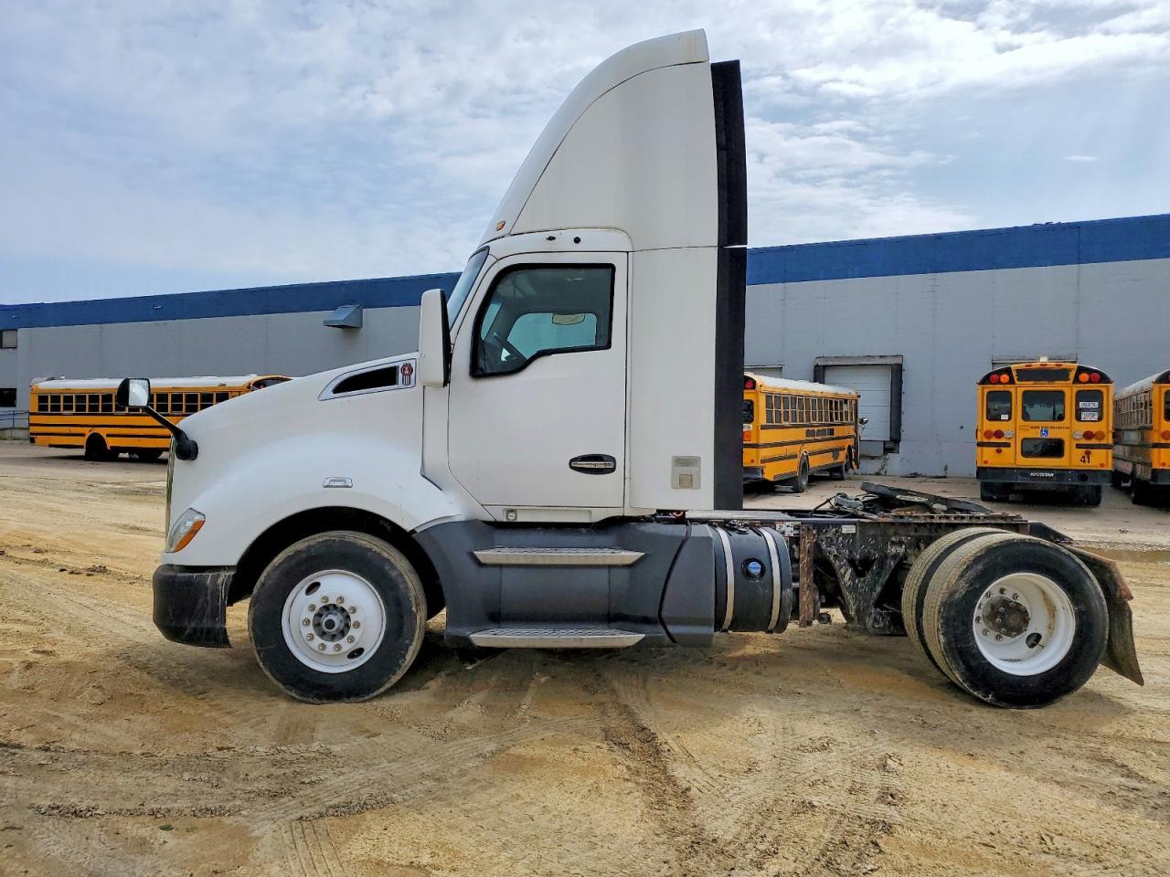 2016 Kenworth T680 Semi Truck