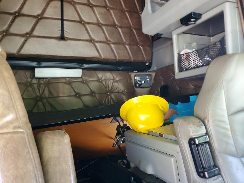 2005 Freightliner Fld132 Semi Truck