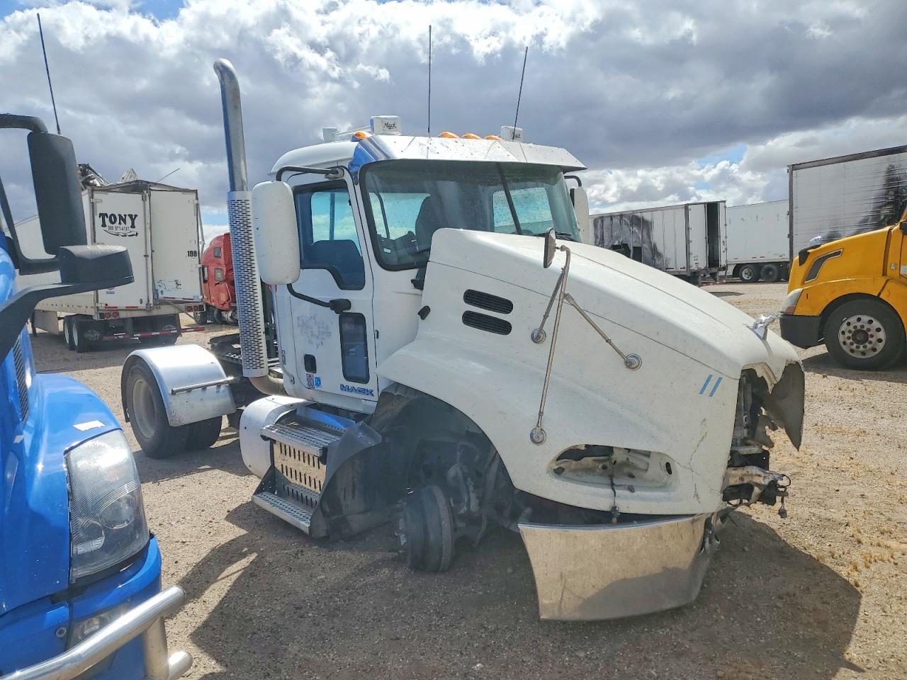 2016 Mack CX612 Semi Truck