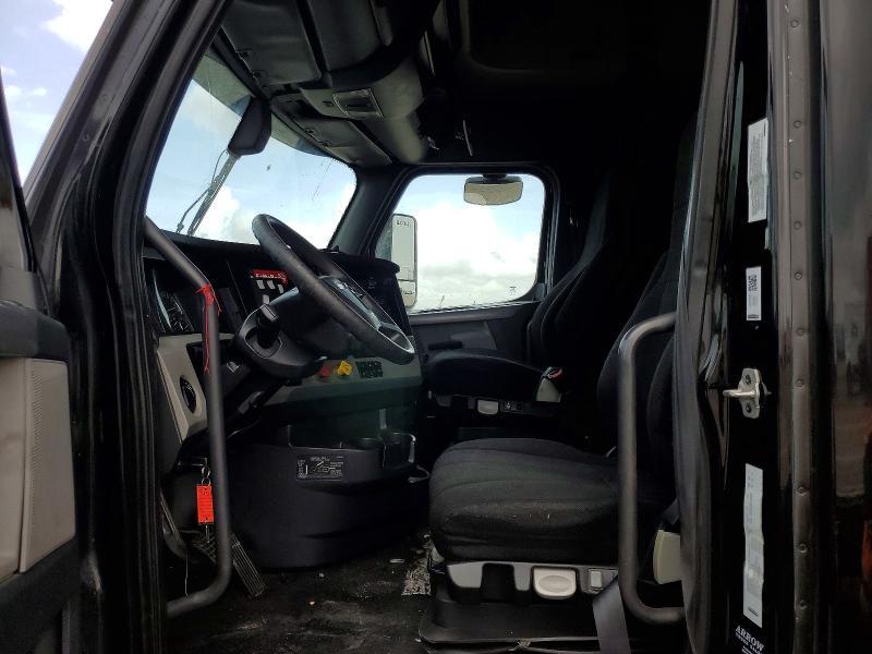2019 Freightliner Cascadia 126 Semi Truck