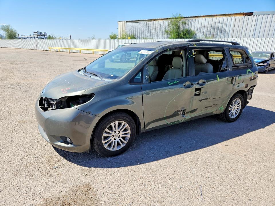 2013 Toyota Sienna xle 8-passenger