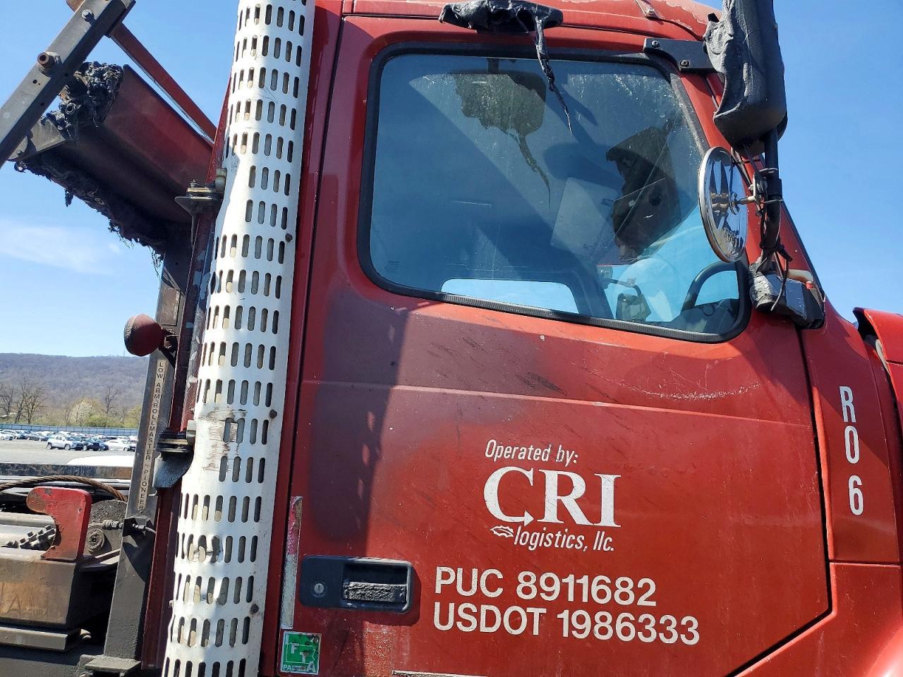 2006 Volvo VHD ROLL-OFF Container Truck