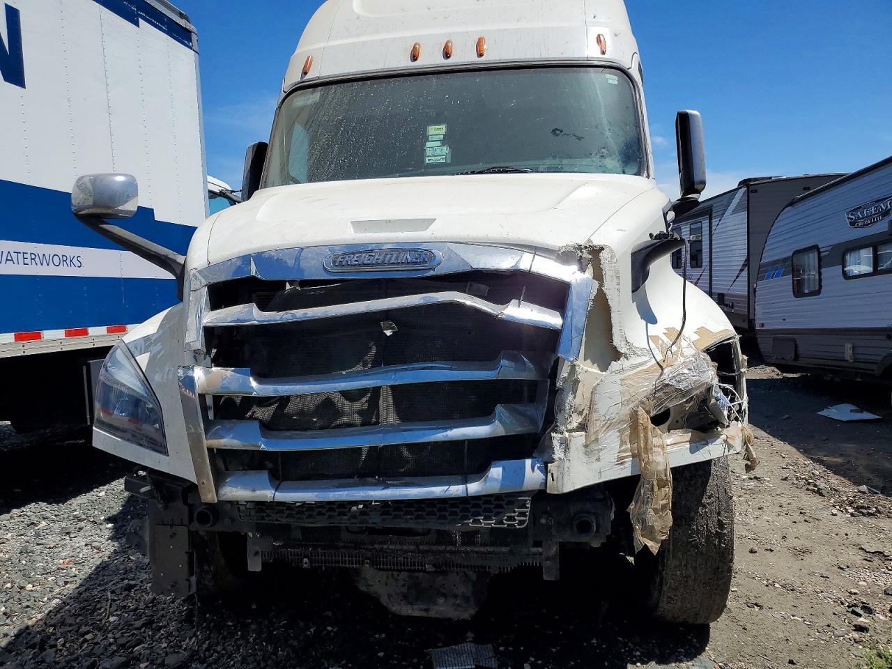 2018 Freightliner Cascadia 126 Semi Truck