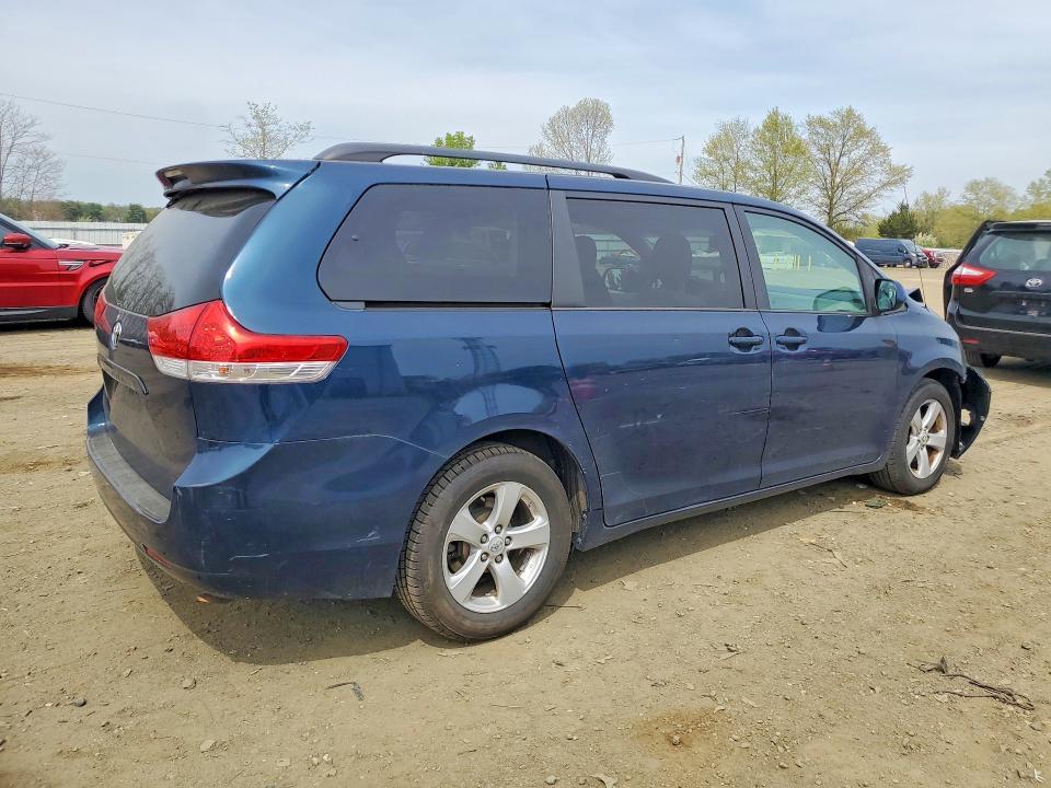 2012 Toyota Sienna le 8-passenger
