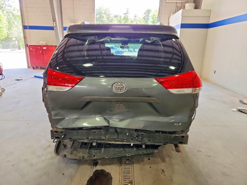 2013 Toyota Sienna xle 8-passenger