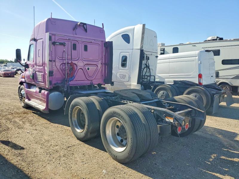 2012 Freigliner 2012 Freightliner Cascadia 113 Semi Truck