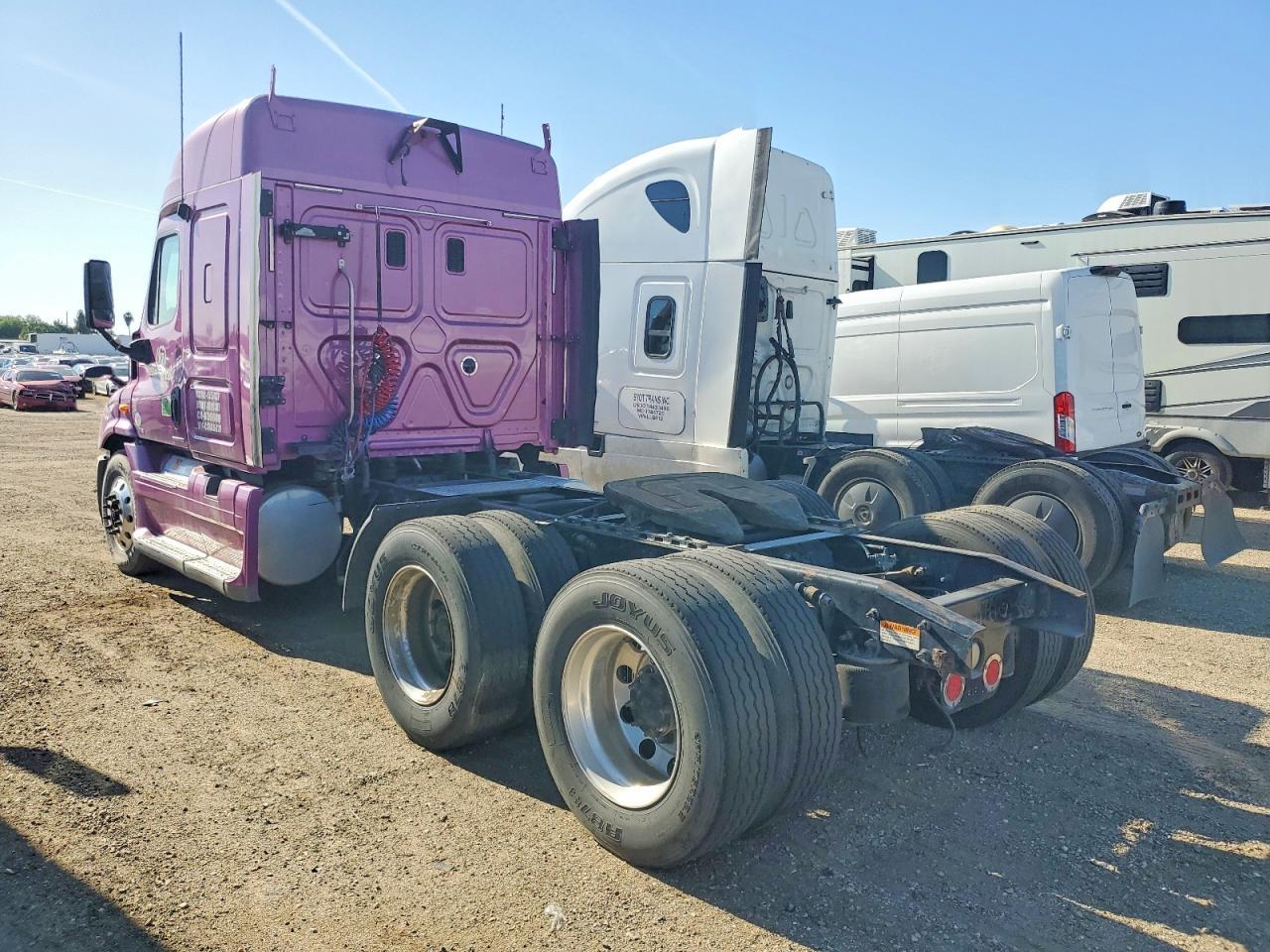 2012 Freigliner 2012 Freightliner Cascadia 113 Semi Truck