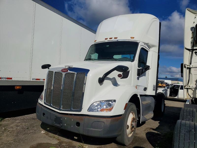 2016 Peterbilt 579 Semi Truck