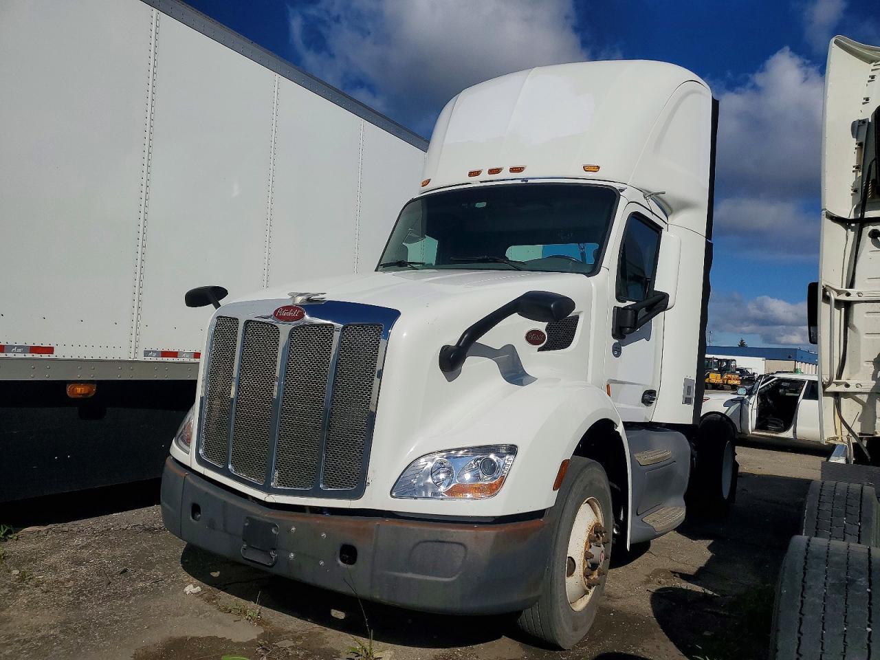 2016 Peterbilt 579 Semi Truck