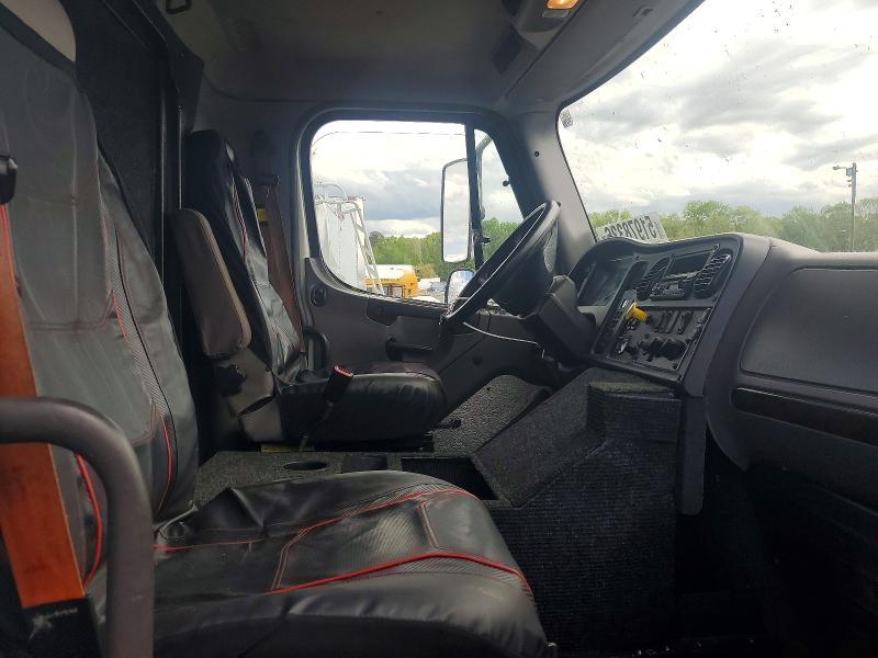 2016 Freigliner 2016 Freightliner Business Class M2 Semi Truck