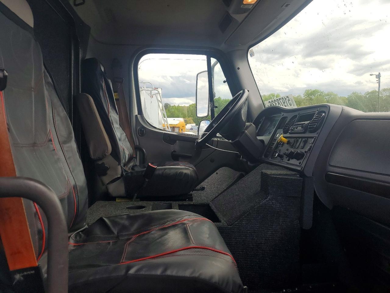 2016 Freigliner 2016 Freightliner Business Class M2 Semi Truck