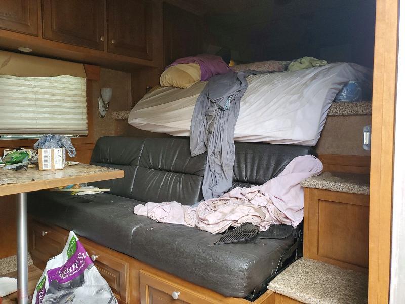2020 Feathrlite 2020 Featherlite 9821-313D-STD Horse Trailer