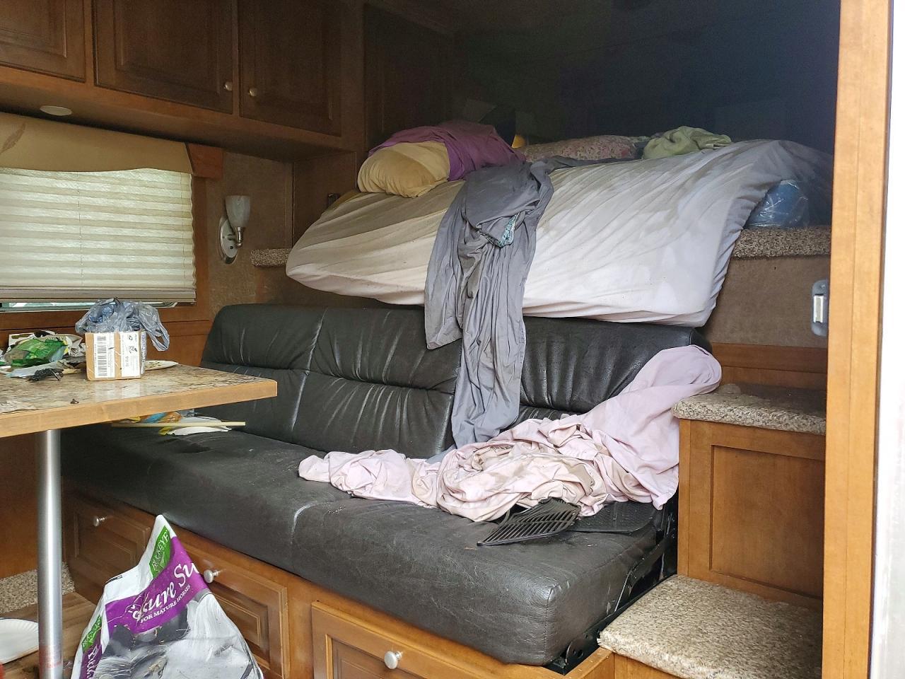 2020 Feathrlite 2020 Featherlite 9821-313D-STD Horse Trailer