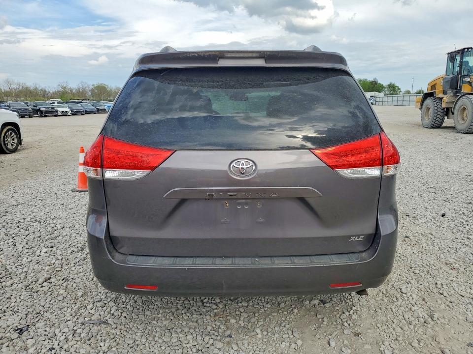 2013 Toyota Sienna xle 8-passenger