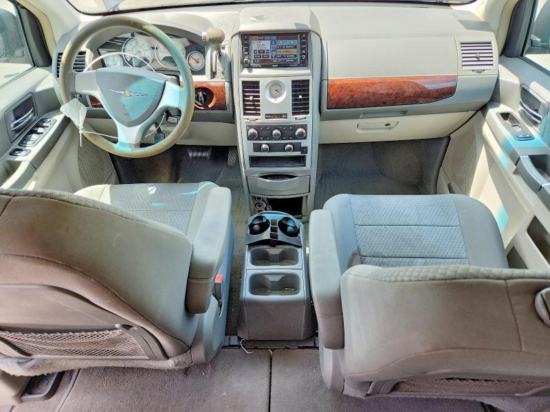 2010 Chrysler Town & Country lx