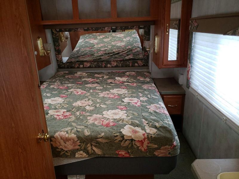2000 Holiday Recreational Vehicle (RV)