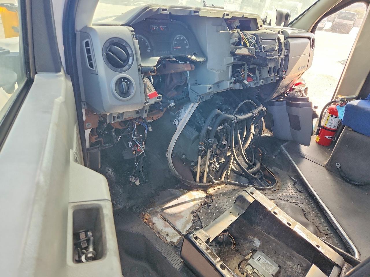 2016 Ford Econoline E450 Super Duty Cutaway Van