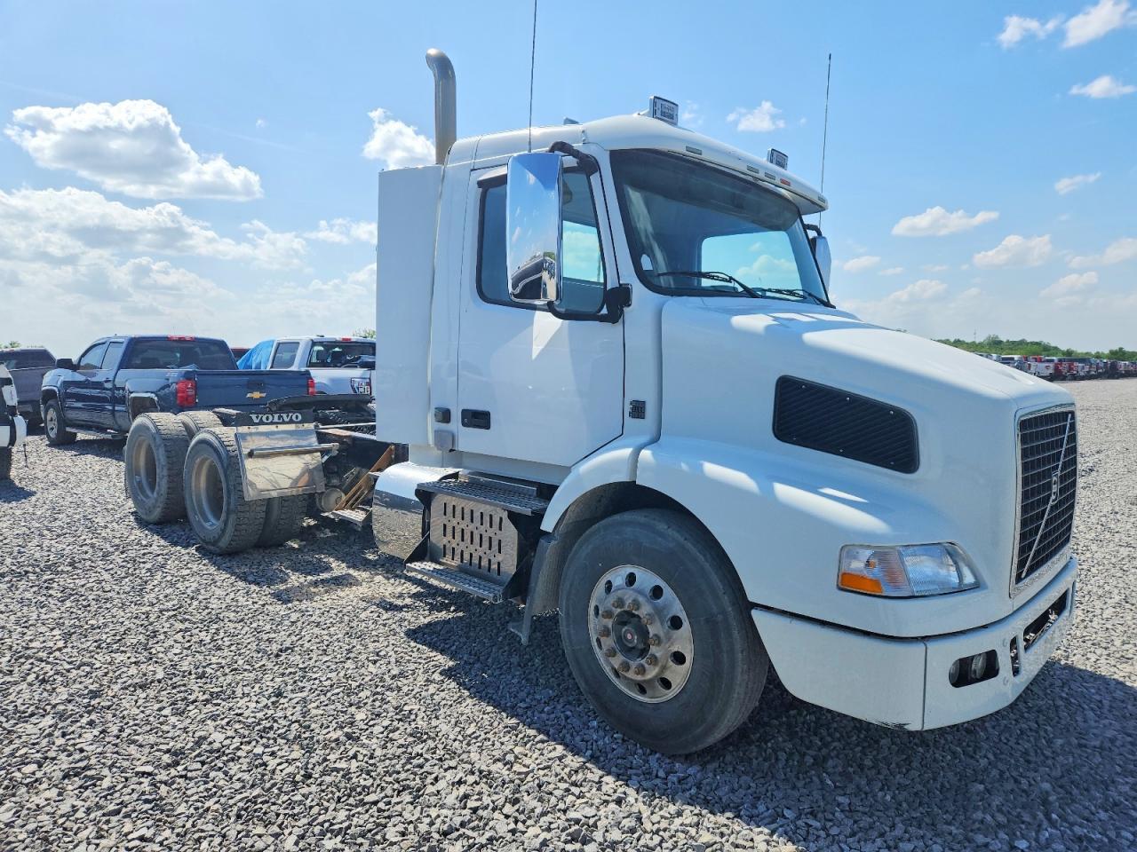 2012 Volv O VNM Semi Truck