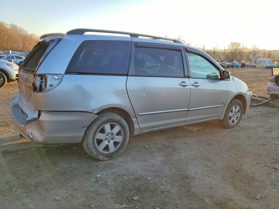 2004 Toyota Sienna le 7 Passenger