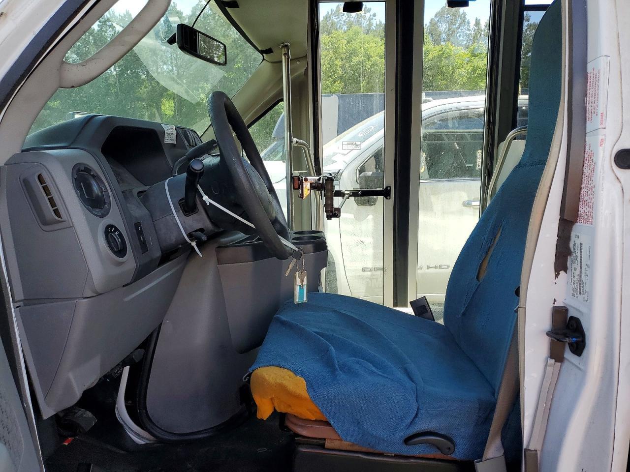 2015 Ford Econoline E450 Super Duty Cutaway Van