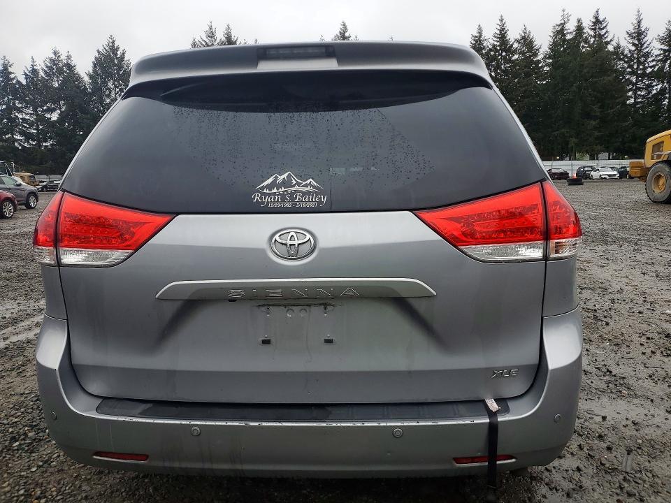 2012 Toyota Sienna xle 8-passenger