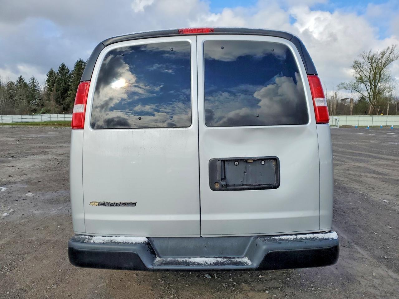 2025 Chevrolet Express G3500 LS