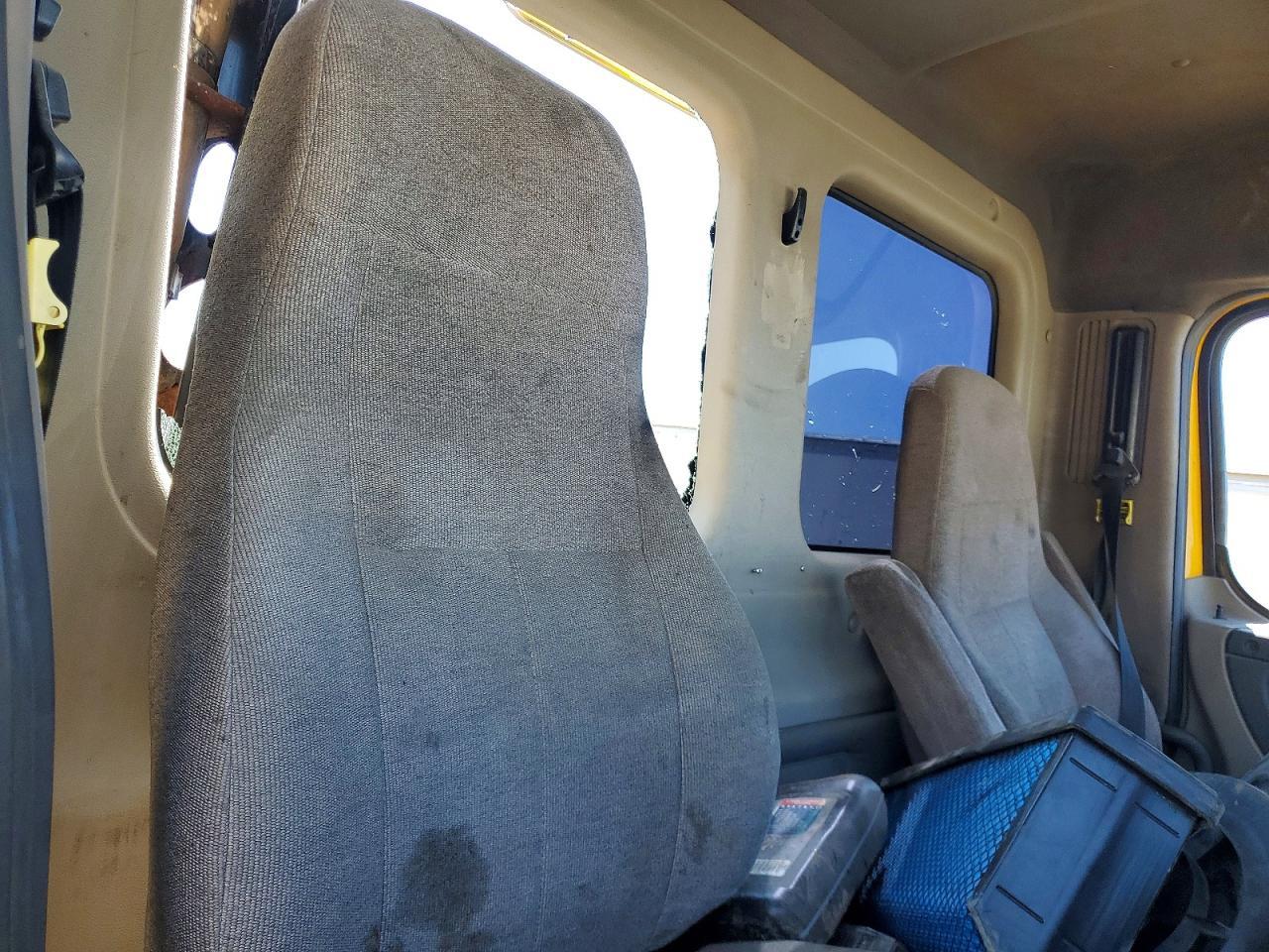 2011 Freigliner 2011 Freightliner Cascadia ROLL-OFF Container Truc
