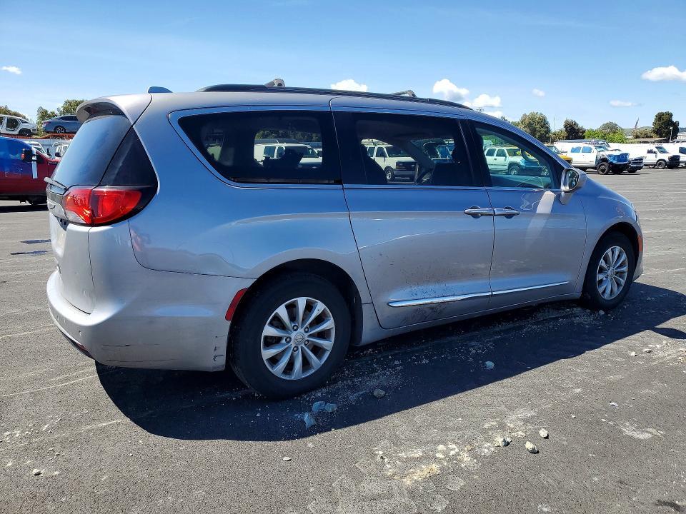 2017 Chrysler Pacifica Touring l