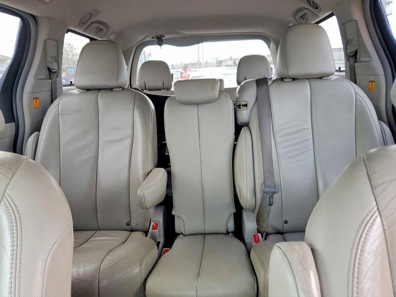 2013 Toyota Sienna xle 8-passenger