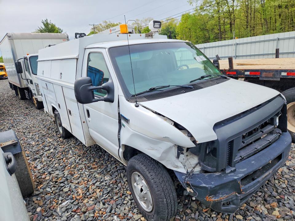 2014 Ford Econoline E350 Super Duty Cutaway Van