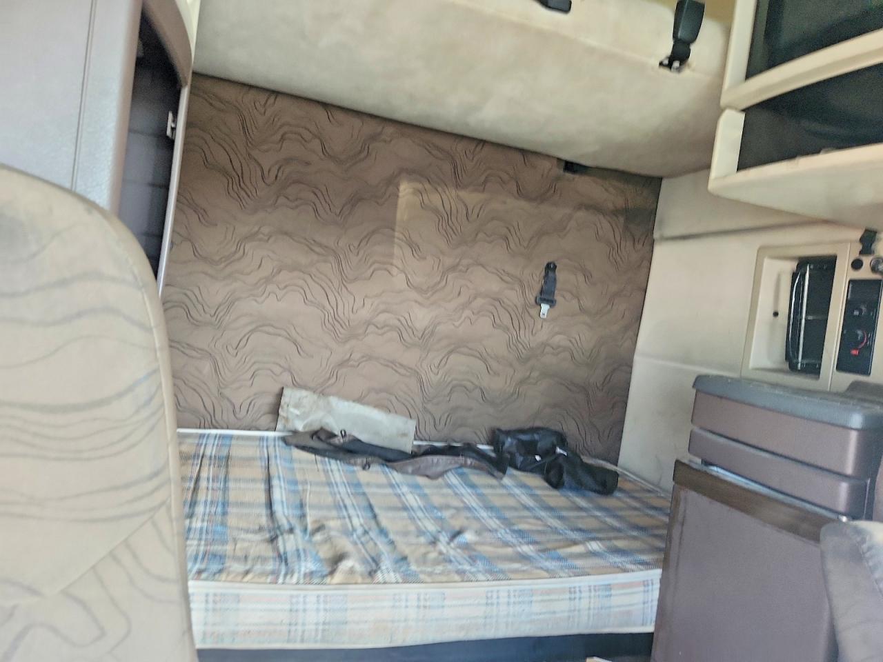 2014 Volvo VNL Semi Truck