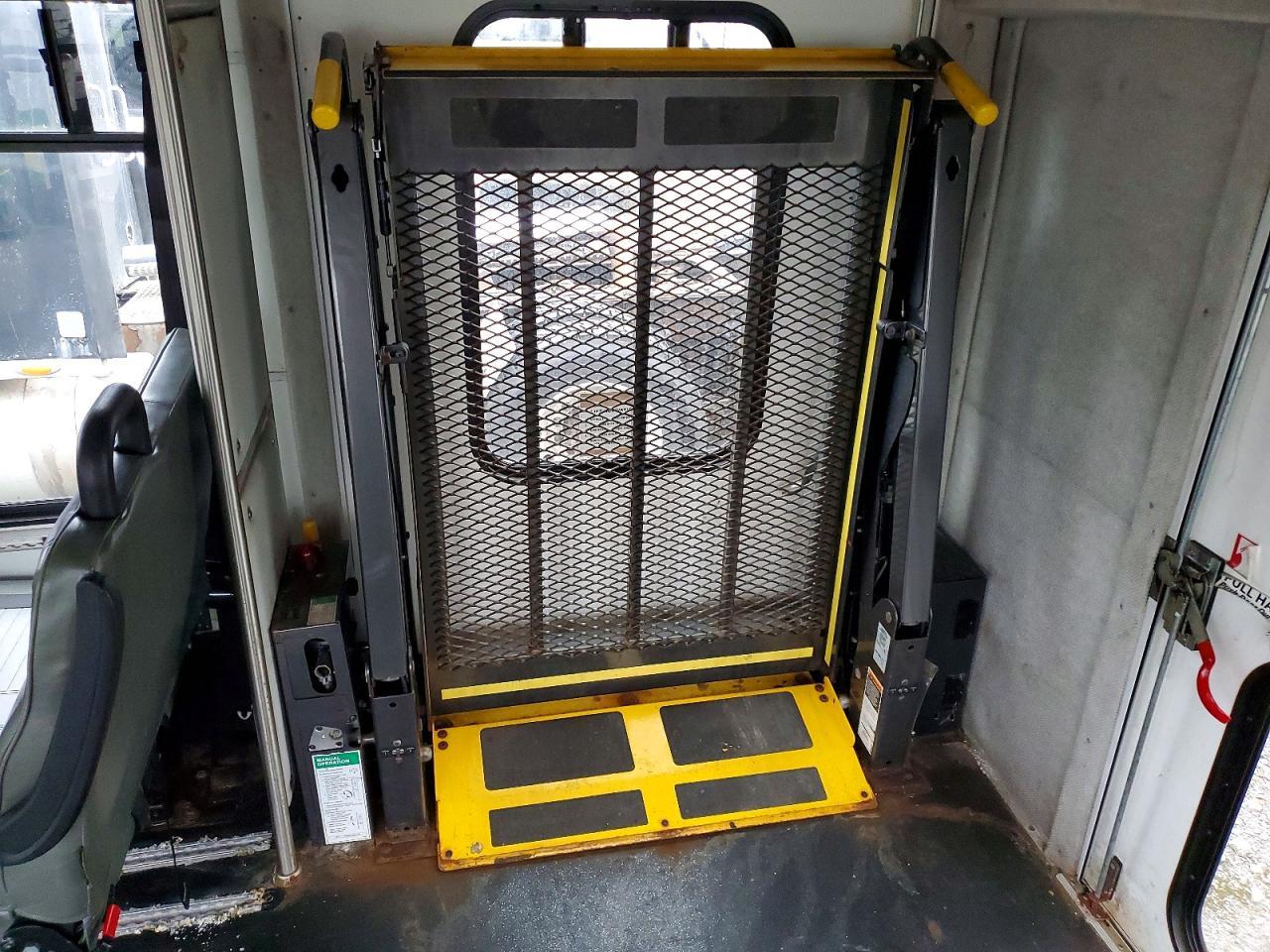 2017 Ford Econoline E450 Super Duty Cutaway Van