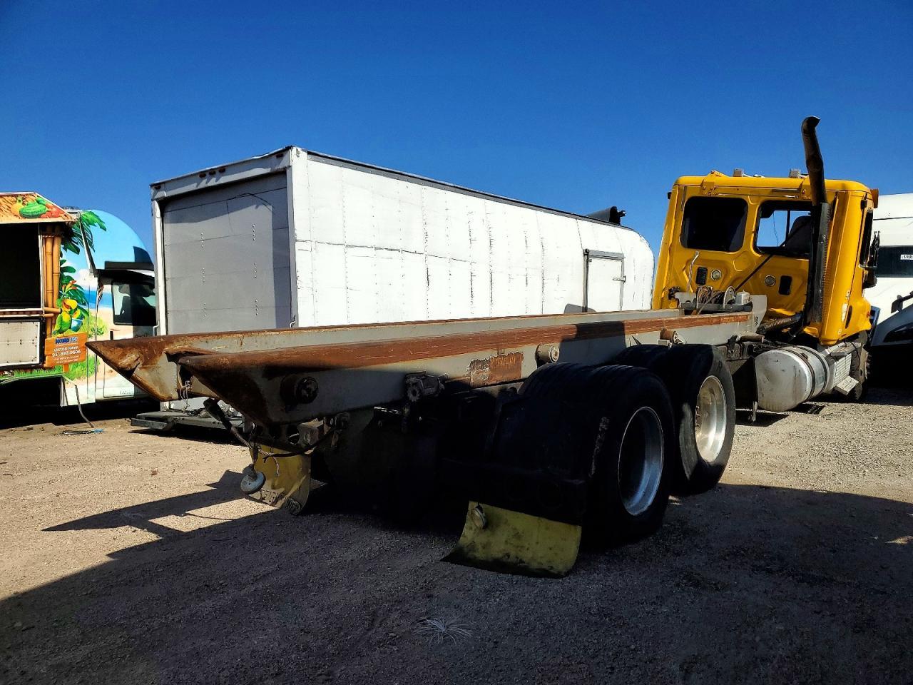 2011 Freigliner 2011 Freightliner Cascadia ROLL-OFF Container Truc