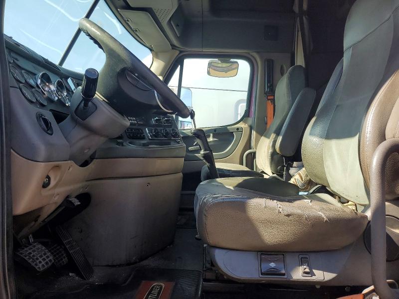 2012 Freigliner 2012 Freightliner Cascadia 113 Semi Truck