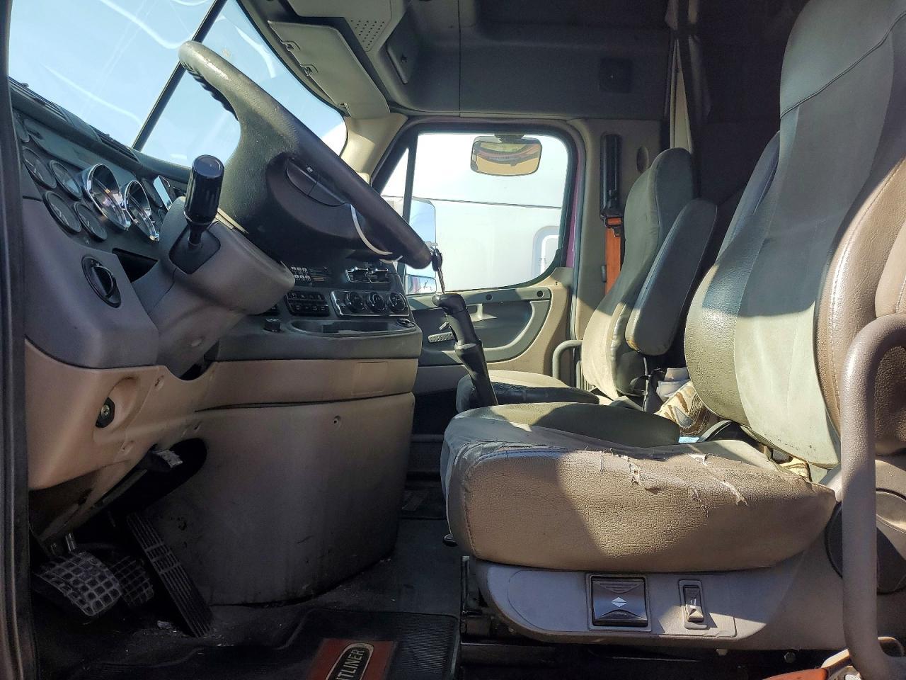 2012 Freigliner 2012 Freightliner Cascadia 113 Semi Truck