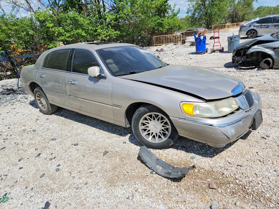 2001 Lincoln Town car Signature