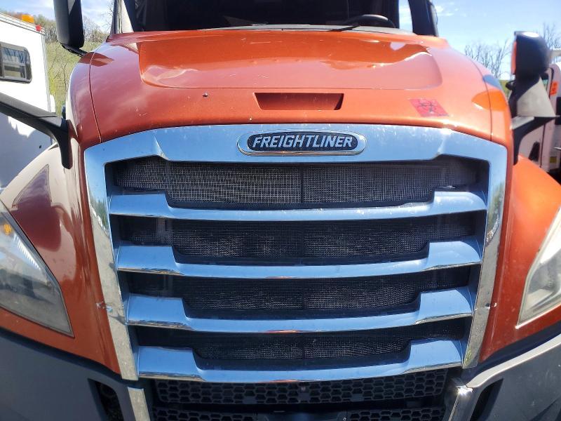 2018 Freigliner 2018 Freightliner Cascadia 126 Semi Truck