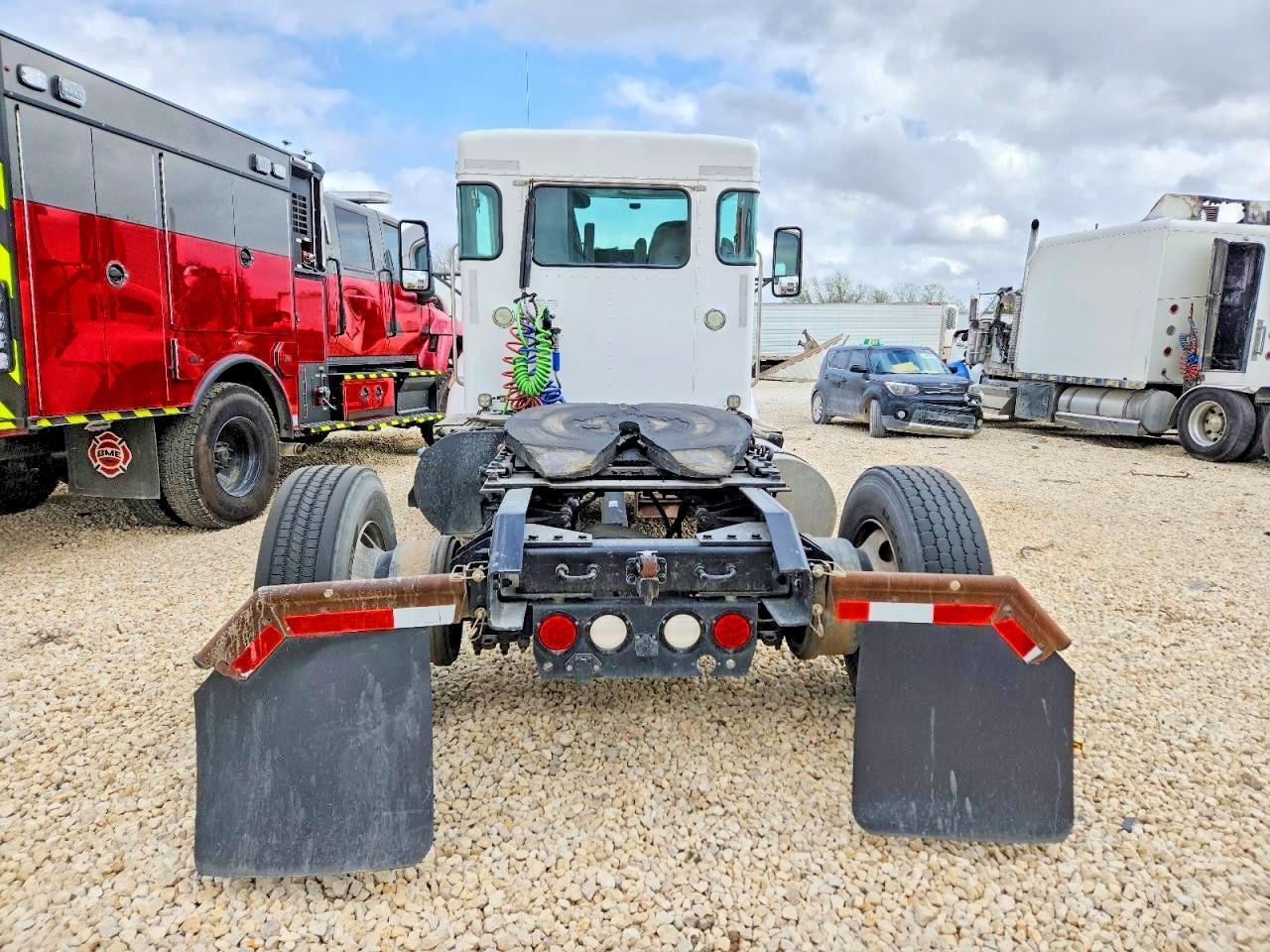 2015 Kenworth T300 Semi Truck