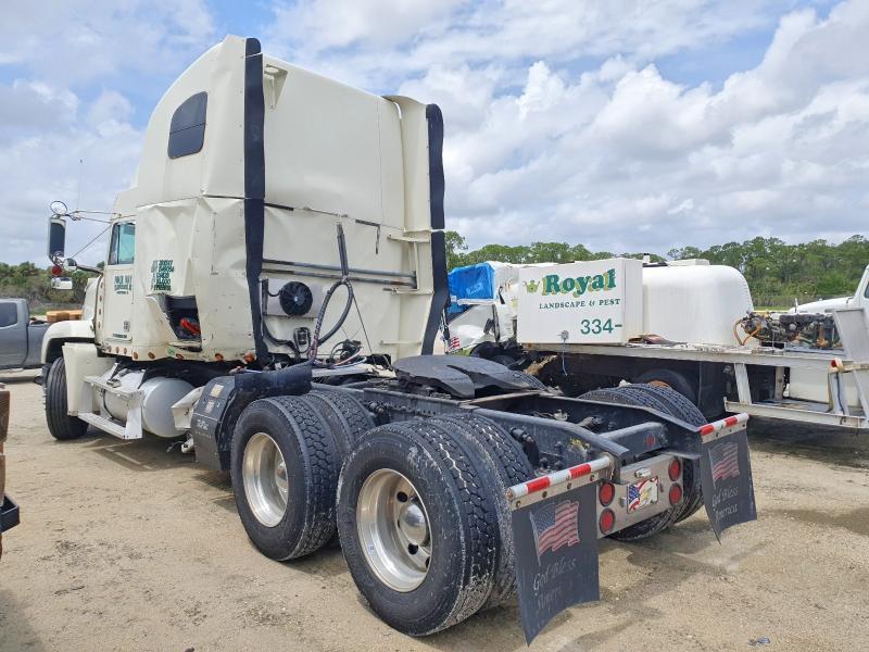2000 Freightliner Conventional FLD120 Semi Truck