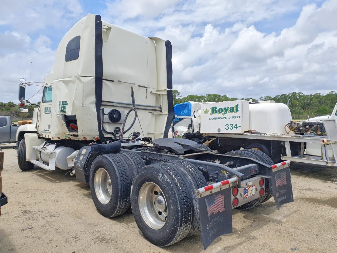 2000 Freightliner Conventional FLD120 Semi Truck