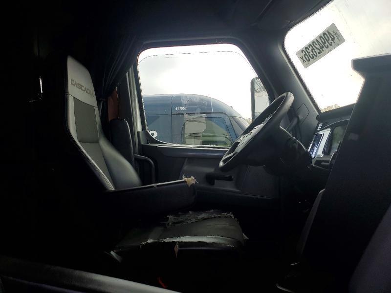 2020 Freigliner 2020 Freightliner Cascadia 126 Semi Truck
