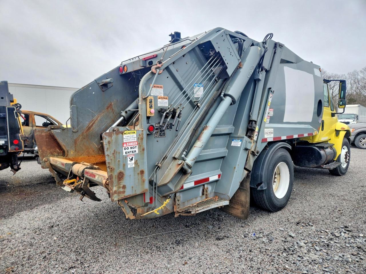 2005 International 4400 Refuse Truck
